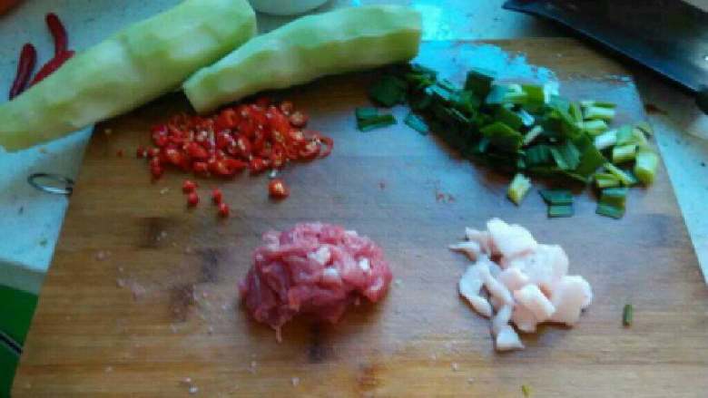 自创【青菜头炒肉】,青菜头削好皮是不是觉得像莴笋，<a style='color:red;display:inline-block;' href='/shicai/ 6081'>肉</a>切片，<a style='color:red;display:inline-block;' href='/shicai/ 3349'>蒜苗</a>切段，辣椒切圈。