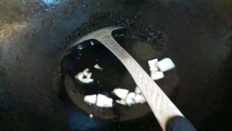 自创【青菜头炒肉】,锅里放适量油把肥肉放进去炸出油。
