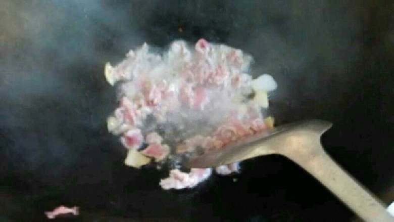 自创【青菜头炒肉】,在放进瘦肉翻炒片刻。