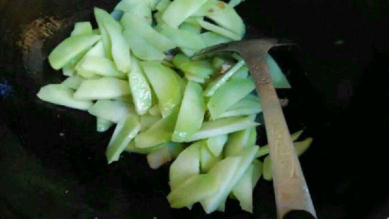 自创【青菜头炒肉】,在倒入菜头翻炒。
