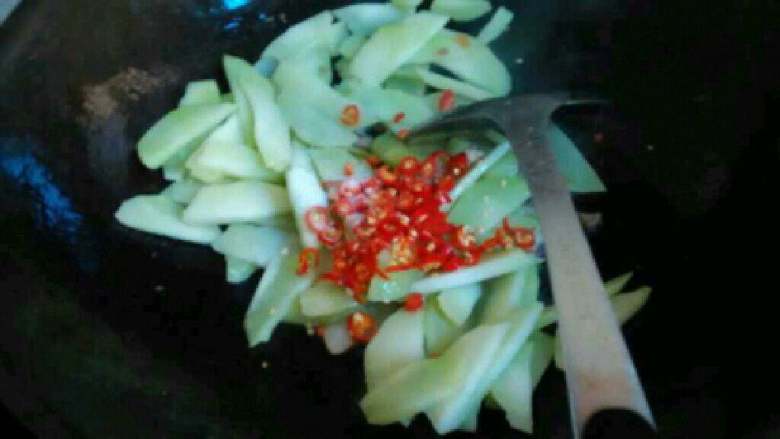 自创【青菜头炒肉】,在加入<a style='color:red;display:inline-block;' href='/shicai/ 86663'>红辣椒</a>炒至菜头变软。