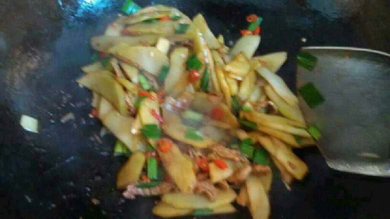 自创【青菜头炒肉】,放入蒜苗在加适量盐和<a style='color:red;display:inline-block;' href='/shicai/ 788'>生抽</a>调味即可。