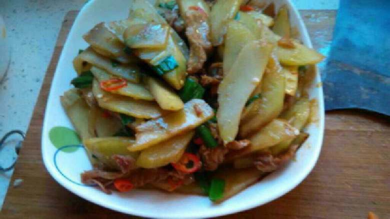 自创【青菜头炒肉】,好了盛出。