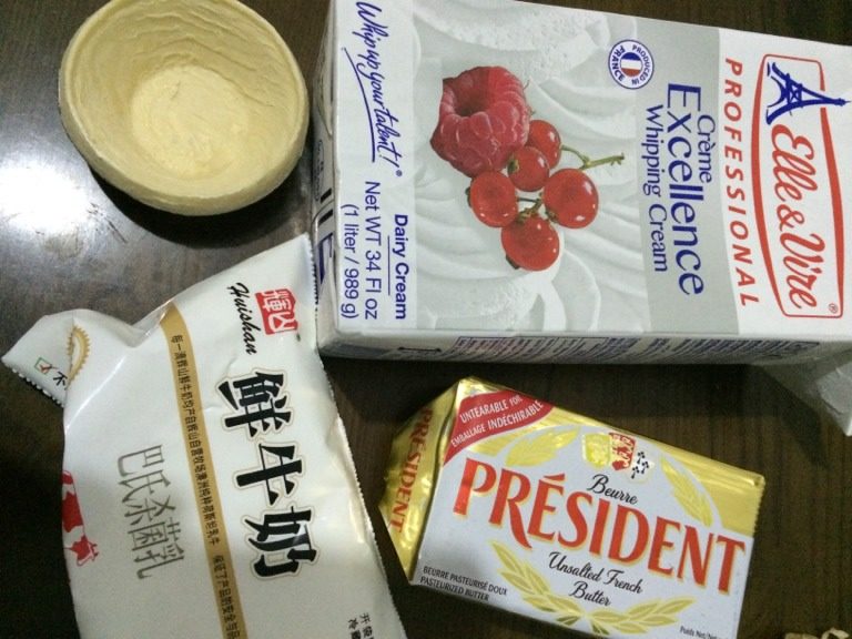 蓝莓蛋挞,把鲜奶,淡奶油和糖放一起,加热至糖融化,关火。