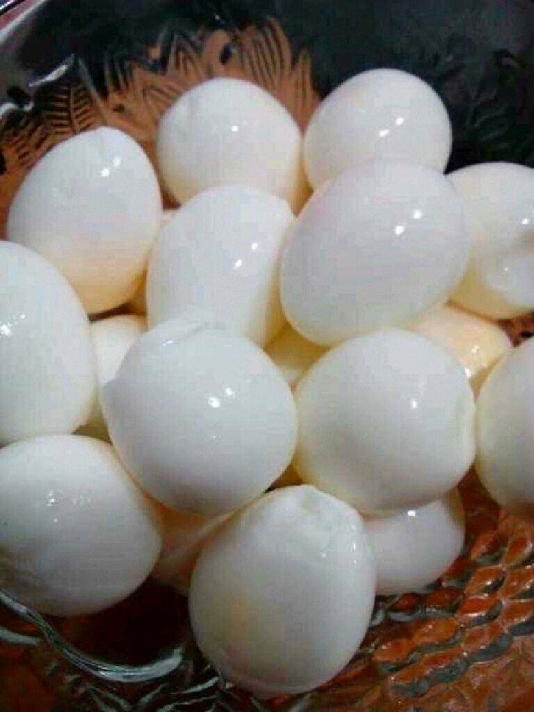 自制【鹌鹑蛋炒木耳】,煮好拨好壳。
