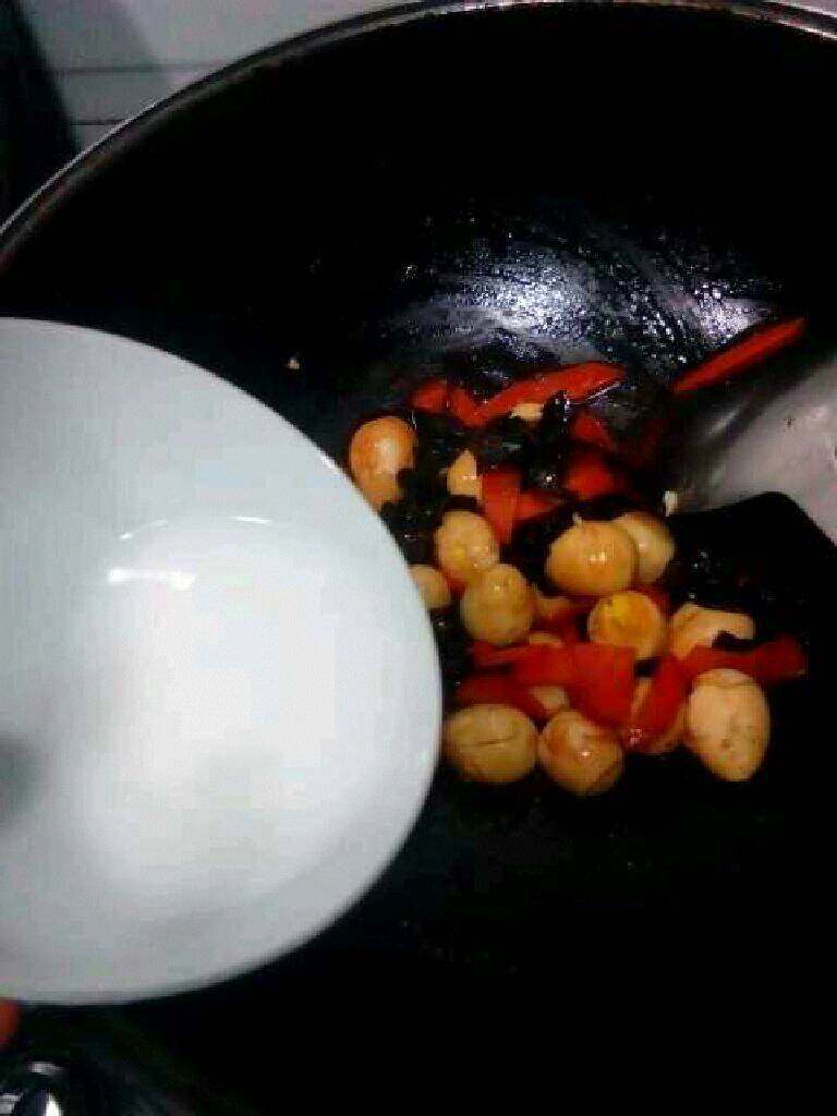 自制【鹌鹑蛋炒木耳】,在倒入水淀粉勾芡就可以出锅了。