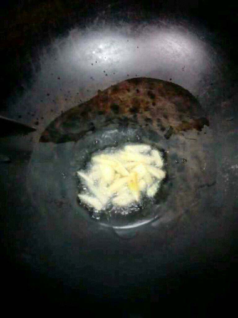 自制【可乐鸡翅】,在放入姜丝爆香。