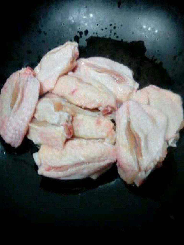 自制【可乐鸡翅】,在放入鸡翅炸。