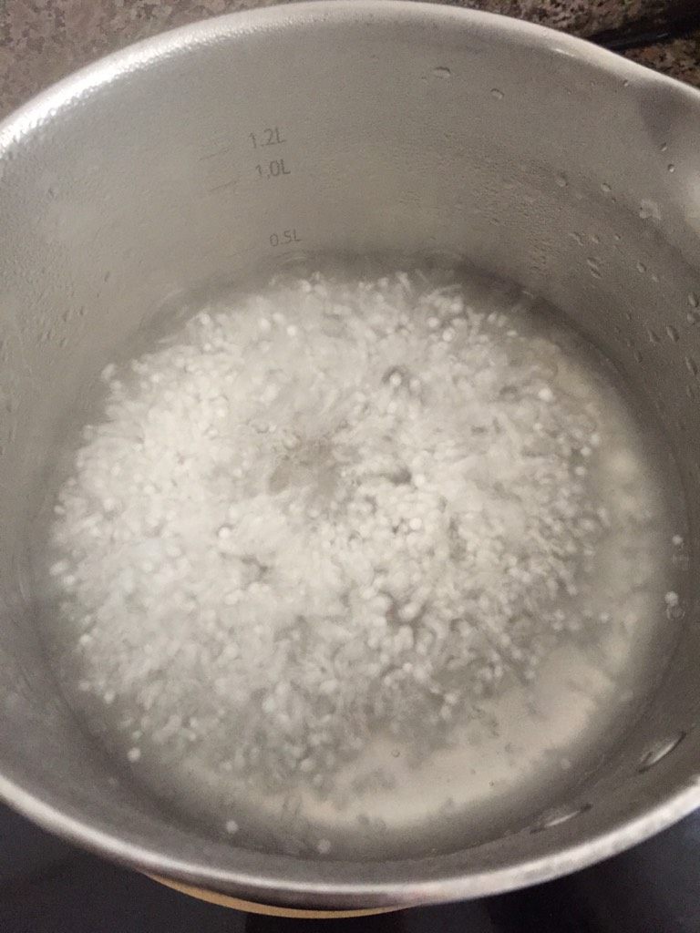 草莓椰汁西米露,锅里烧半锅水,水开放入适量西米,大概要煮20分钟