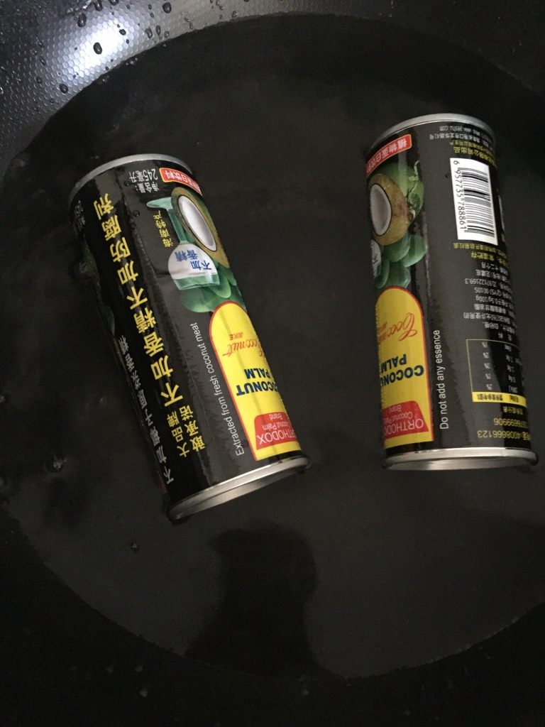 草莓椰汁西米露,椰汁放热水里加热,备用。