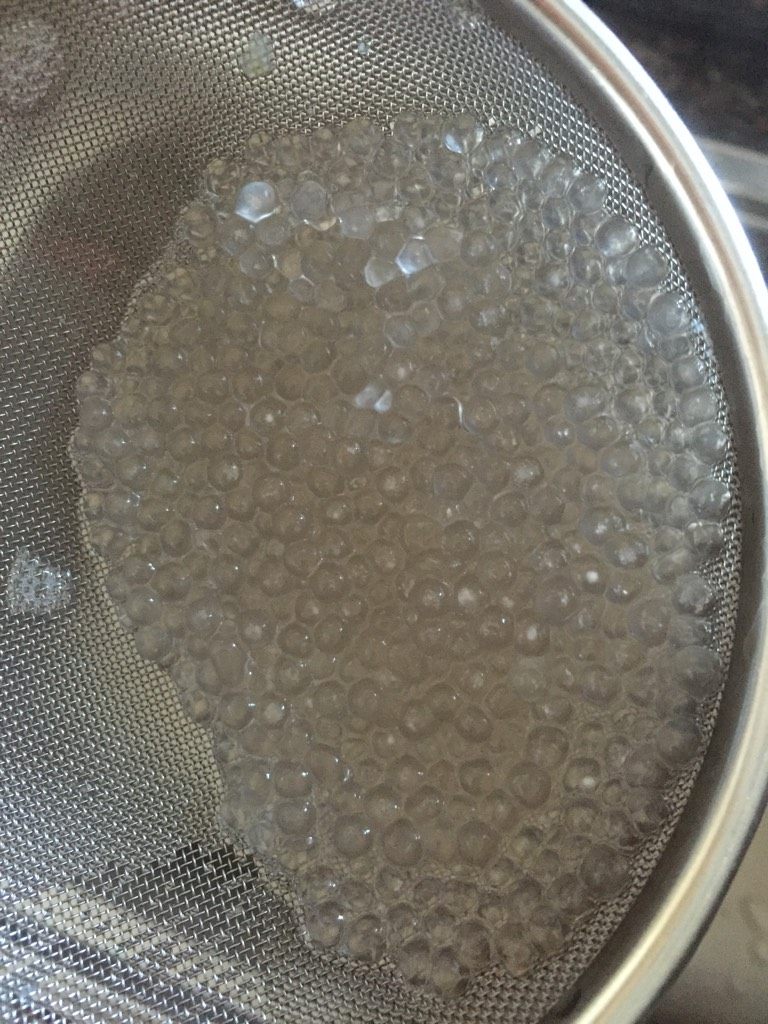 草莓椰汁西米露,如图,煮到西米成透明色就可以捞起来,用冷水冲一下。
