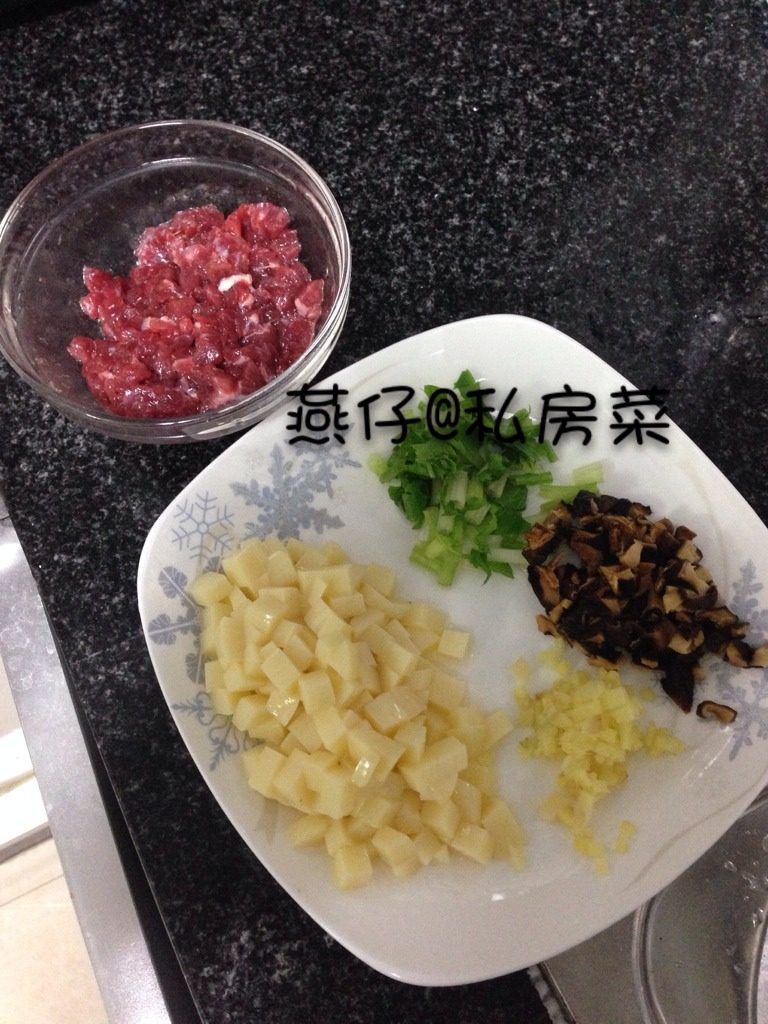 牛肉羹,如图所有食材洗净，切末准备好。