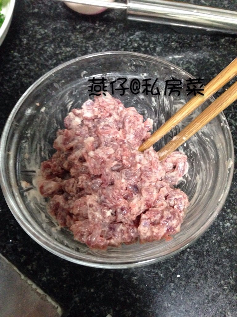 牛肉羹,如图在<a style='color:red;display:inline-block;' href='/shicai/ 216'>牛肉</a>里加入适量黑胡椒，料酒，盐，芝麻油，<a style='color:red;display:inline-block;' href='/shicai/ 2591'>地瓜粉</a>，搅拌均匀腌制30分钟。