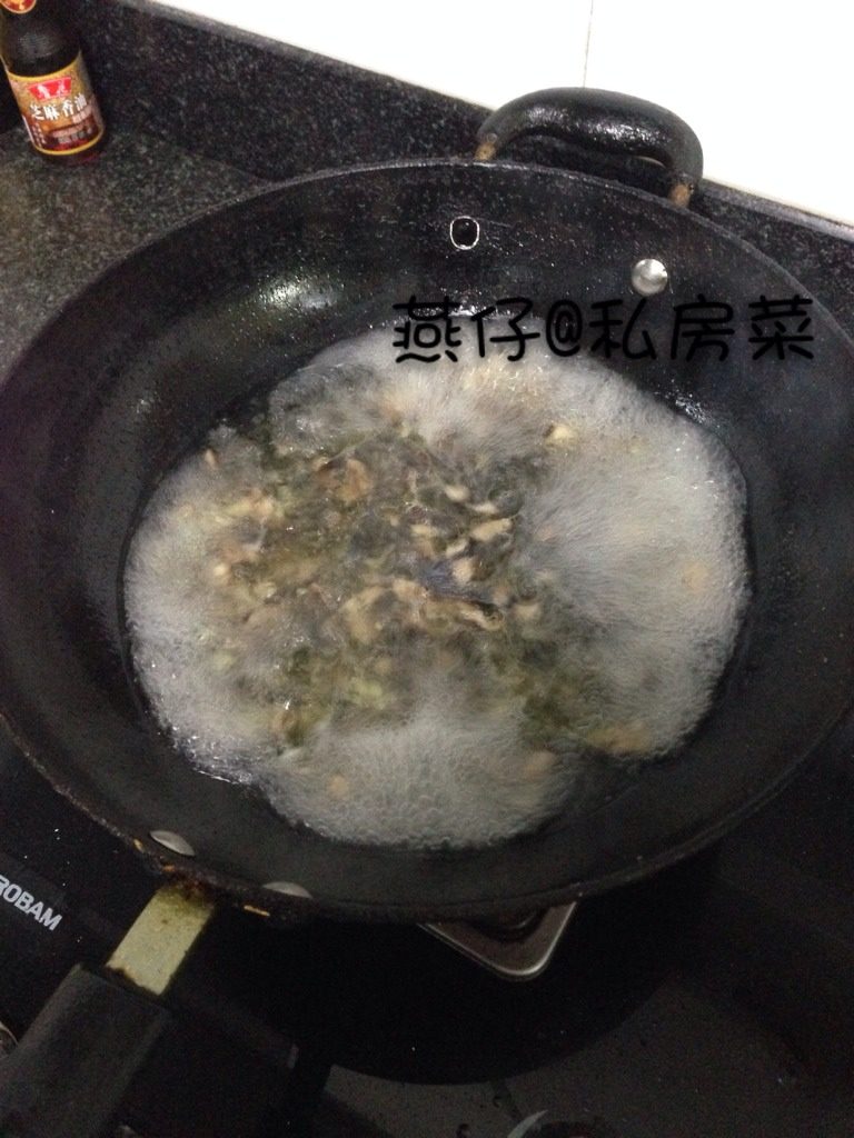 牛肉羹,如图锅里热油，倒入生姜末炒香，再倒入香菇翻炒，最后倒入开水。