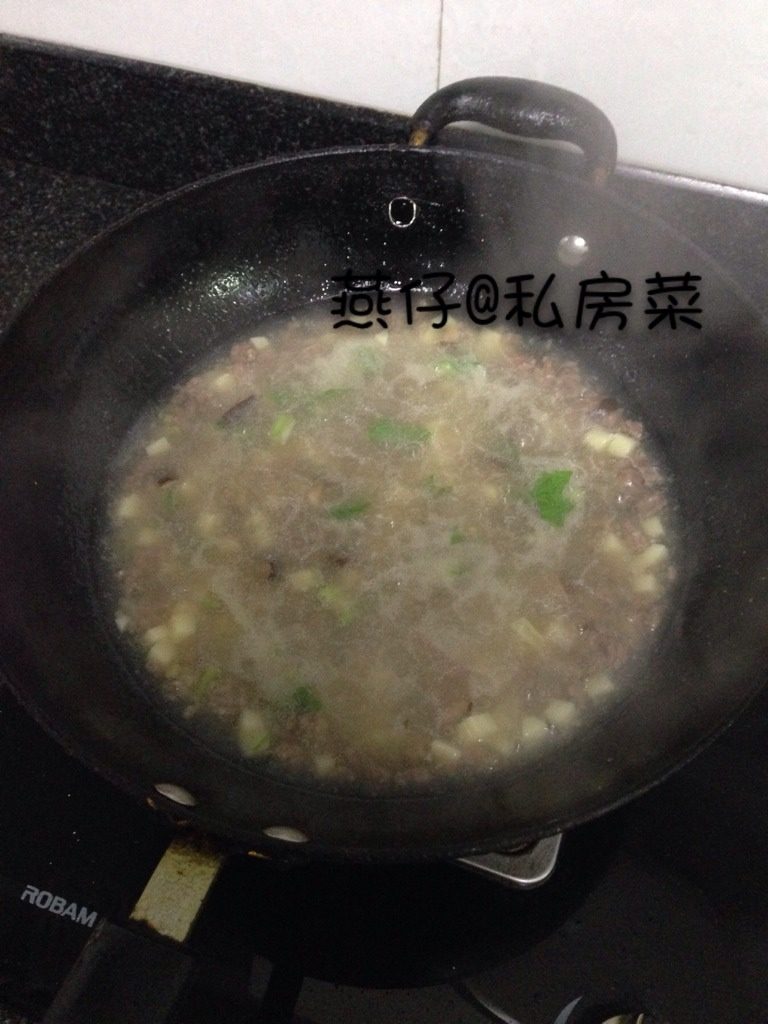 牛肉羹,如图把腌制好的牛肉末倒入锅里，搅拌均匀，再倒入<a style='color:red;display:inline-block;' href='/shicai/ 477'>日本豆腐</a>，适量盐味精，再勾芡一下，撒上<a style='color:red;display:inline-block;' href='/shicai/ 125'>芹菜</a>，即可出锅。