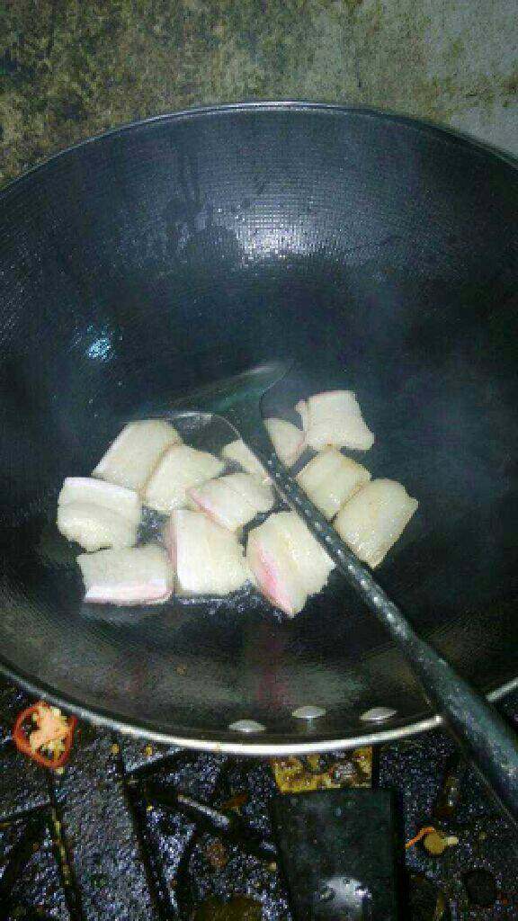 香辣麻婆豆腐,先放肉炸出油