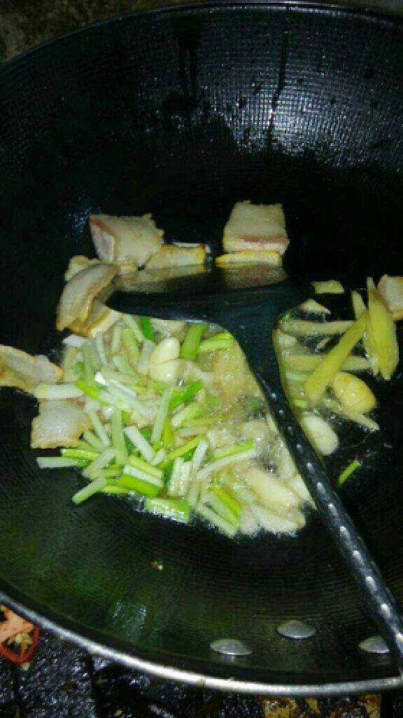 香辣麻婆豆腐,放入葱姜蒜炒香