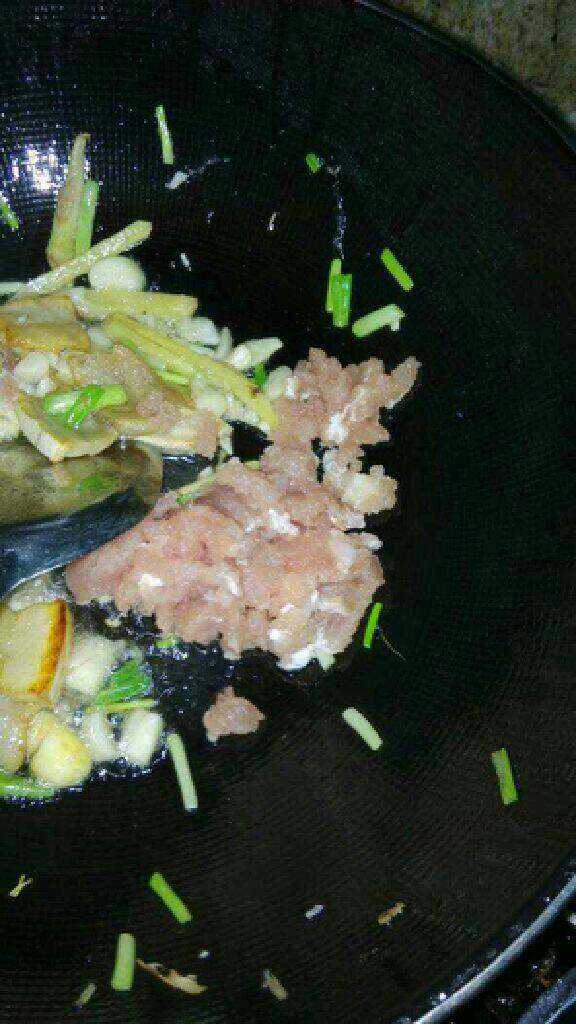 香辣麻婆豆腐,再放入瘦肉末炒熟