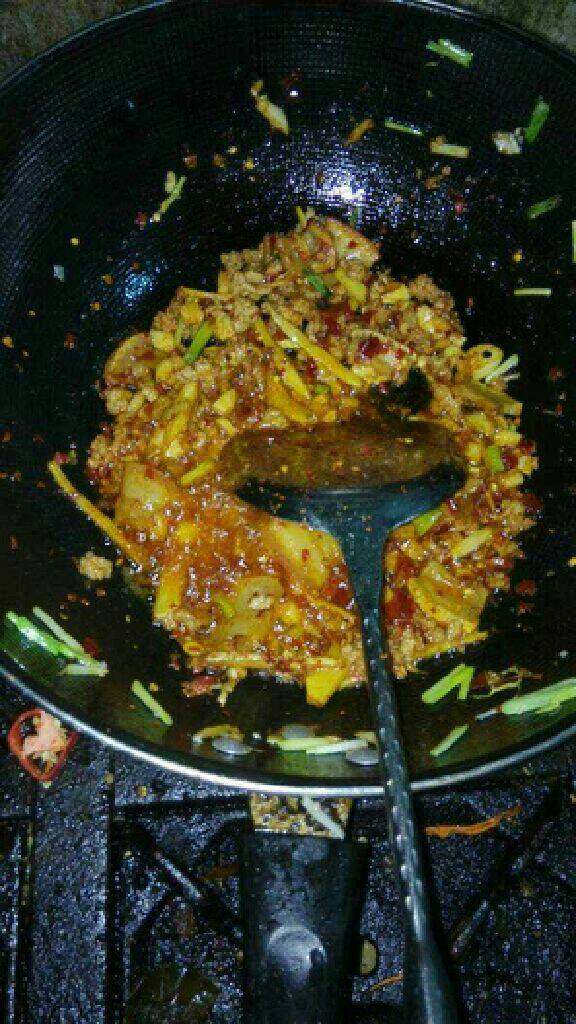 香辣麻婆豆腐,加入豆瓣酱和<a style='color:red;display:inline-block;' href='/shicai/ 9613'>辣椒面</a>翻炒