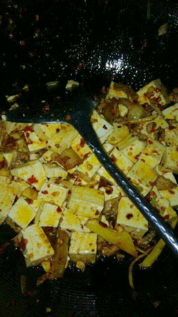 香辣麻婆豆腐,放入豆腐，摇锅，不要弄烂豆腐