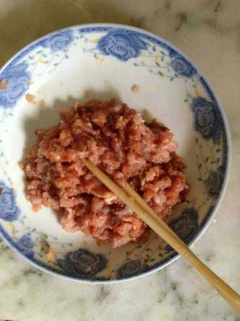 青菜肉末汤,肉切片再剁末，用料酒，盐，<a style='color:red;display:inline-block;' href='/shicai/ 756'>鸡精</a>，生粉搅拌均匀