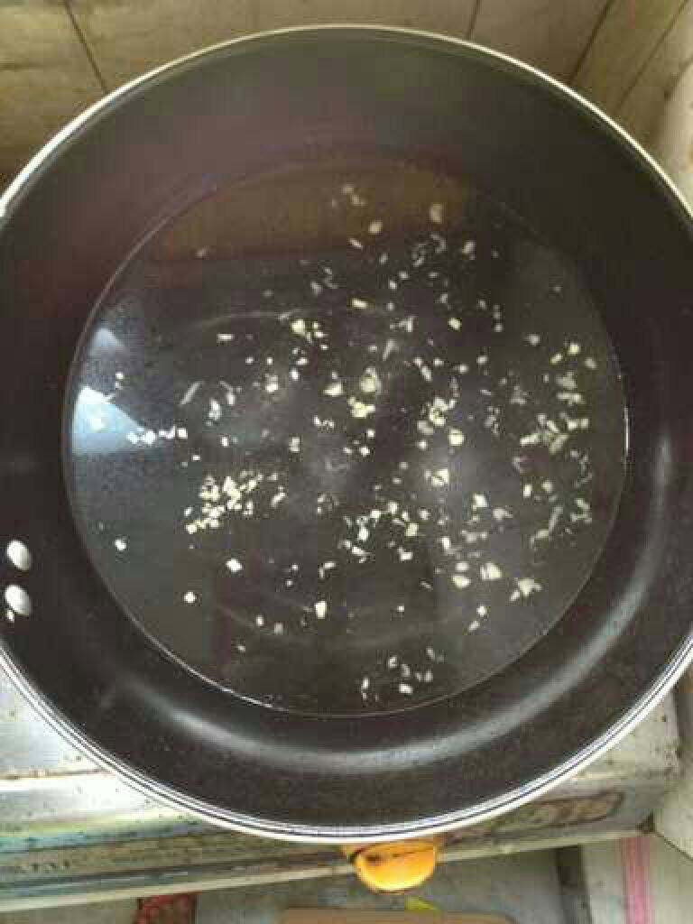 青菜肉末汤,锅里放水，放入姜末