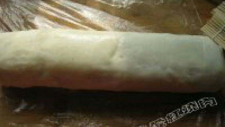 山药豆沙卷,8.拿掉寿司帘保鲜膜,让山药卷定型
