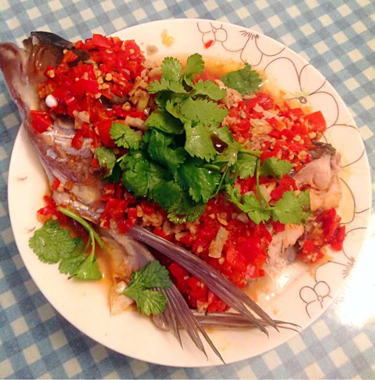 剁椒鱼头,如图淋少许生抽，香油，撒上<a style='color:red;display:inline-block;' href='/shicai/ 131'>香菜</a>即可。