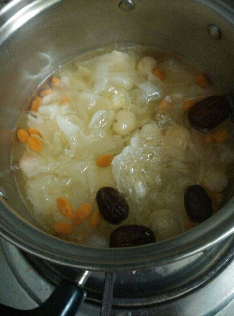 红枣银耳桂圆汤(养颜),置锅加清水(差不多三碗清水)煮开改小火