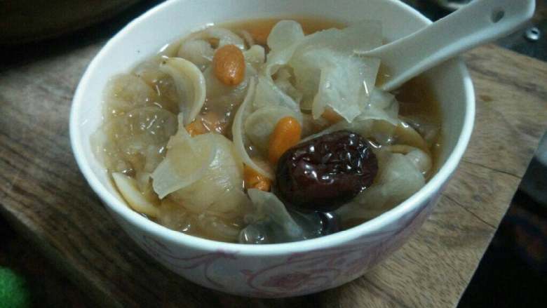 红枣银耳桂圆汤(养颜),盛出一碗来,这晶莹剔透的,可是满满的胶原蛋白哦~~
不管是热的凉的都超级好喝~~