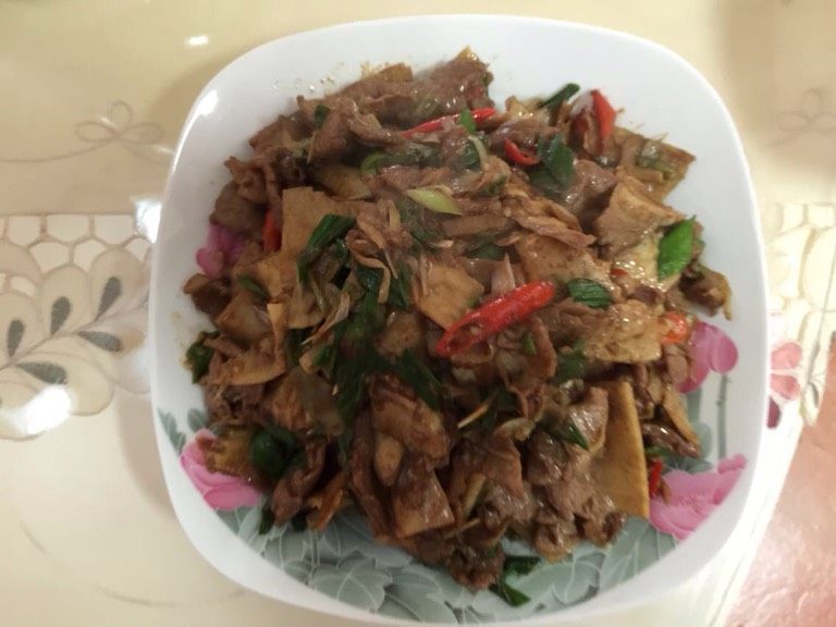 冬笋炒牛肉,烹入<a style='color:red;display:inline-block;' href='/shicai/ 762'>老抽</a>、料酒、<a style='color:red;display:inline-block;' href='/shicai/ 717'>味精</a>，翻炒均匀出锅