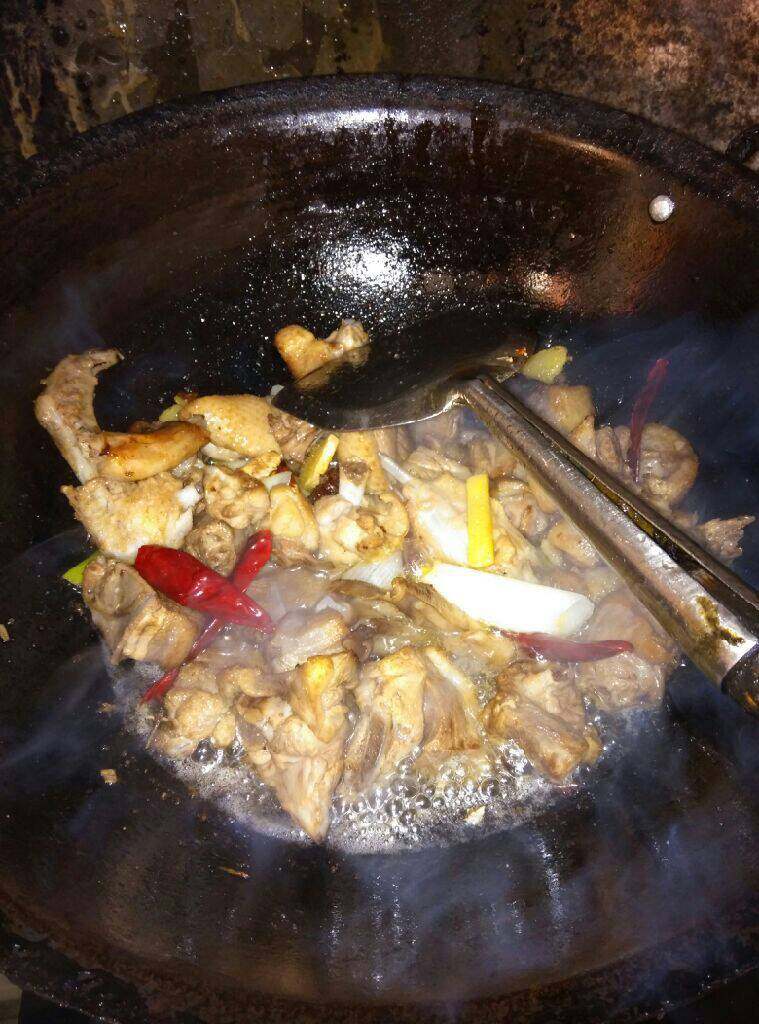 黄豆烧鸭肉,鸭子剁成块冷水下锅煮开,倒出来冲洗干净,鸭子很肥我没用油,直接下锅炒,慢慢煸出油要小火煸炒,下八角干辣椒葱段炒至鸭肉变色,鸭油太多我从锅内倒出鸭油,不然的话太油了不好吃!