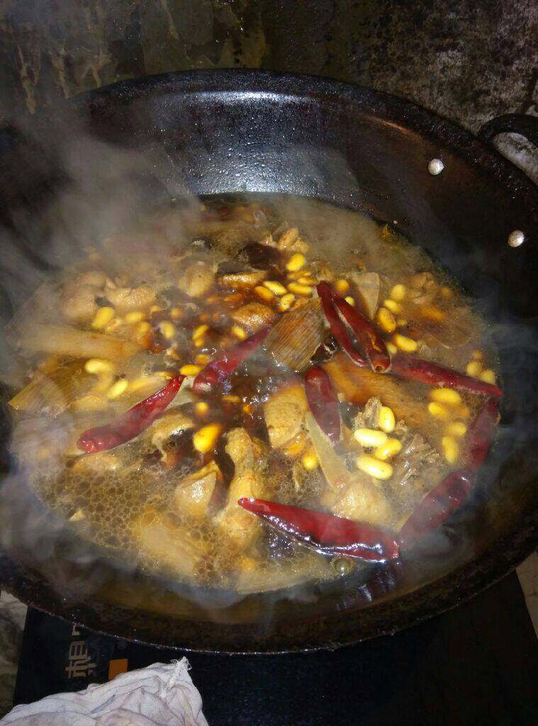 黄豆烧鸭肉,倒入老抽炒两分钟,倒黄酒和水一面碗烧滚关小火加锅盖闷炖一小时收汁起锅!