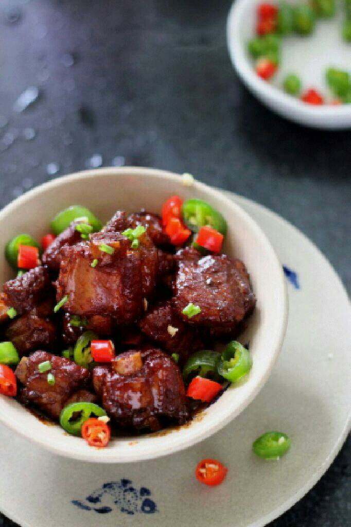 无油【懒人糖醋排骨】,好了盛出装盘即可。