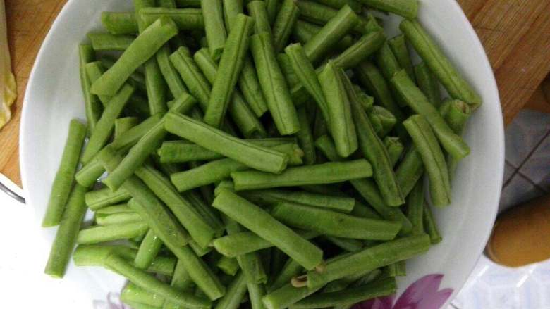 干煸豆角,<a style='color:red;display:inline-block;' href='/shicai/ 4693'>长豆角</a>洗净切段