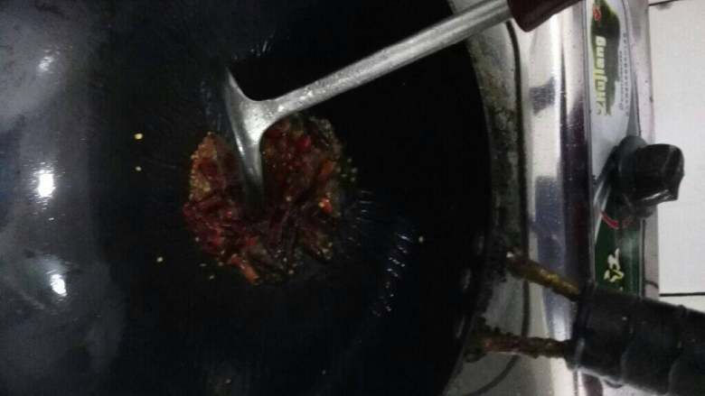 干煸豆角,下辣椒翻炒（最好还要蒜瓣跟姜，我是刚好没有了）