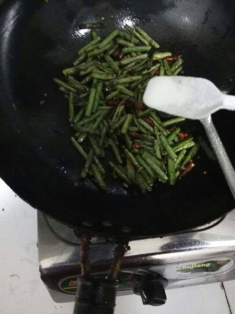 干煸豆角,在倒入之前炒好的豆角翻炒加盐
