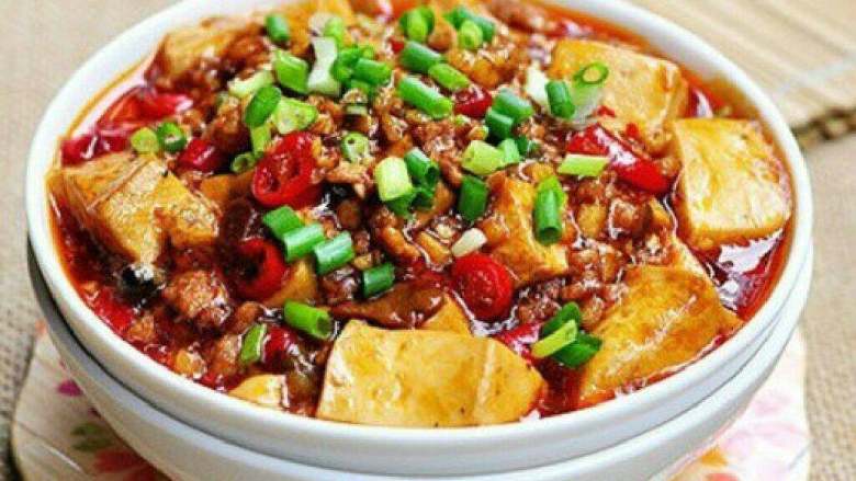 鱼香腻豆腐,中火煮开后,转小火煮至汤汁快收干时,加入水淀粉。至汤汁浓稠时洒上葱花即可
