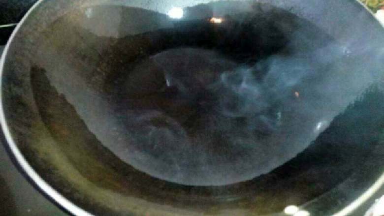 酱烧鸡翅,锅里放适量油烧热。