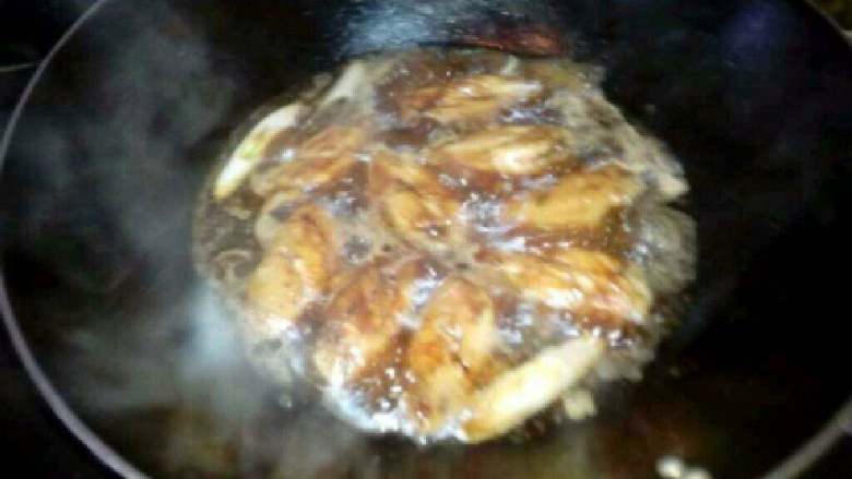 酱烧鸡翅,在加适量水闷煮片刻,(等汤汁收干就可以了)。