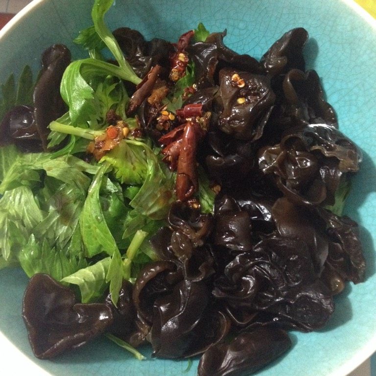 芹菜叶拌木耳