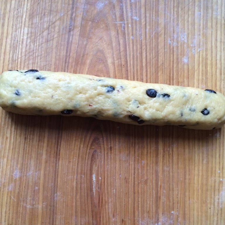 黑加仑饼干,如图将和好的面整成长型条,放冰箱的冷冻一个小时