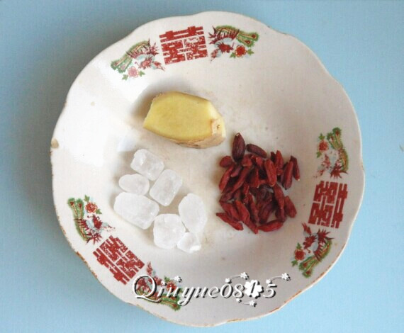 冰糖雪梨,<a style='color:red;display:inline-block;' href='/shicai/ 866'>冰糖</a>、<a style='color:red;display:inline-block;' href='/shicai/ 2800'>生姜</a>、<a style='color:red;display:inline-block;' href='/shicai/ 673'>枸杞</a>备用