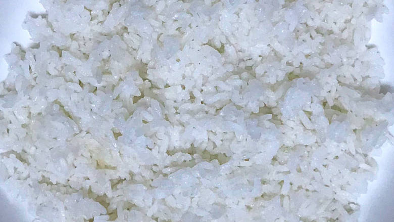 玉米虾仁蛋炒饭,准备适量的白米饭(不一定是要过夜的米饭,新鲜的白米饭也是可以的哇)