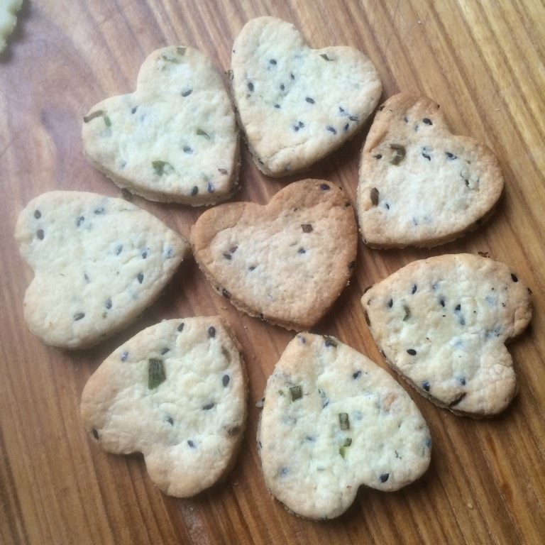 黑芝麻香葱饼干,如图心形的厚一些,多烤十分钟