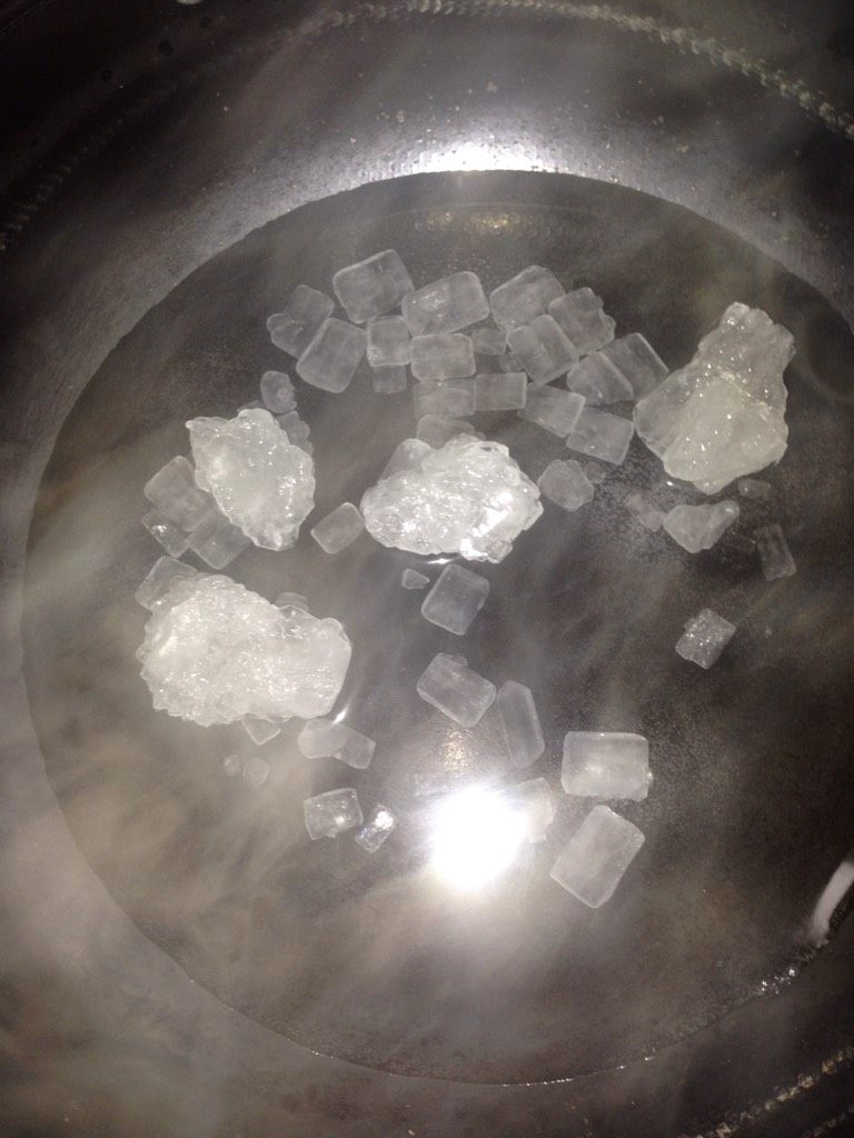 自制冰糖葫芦,如图锅里放入适量的水和冰糖,用大火熬。糖和水的比例差不多就行,我是看着放的,基本不影响。