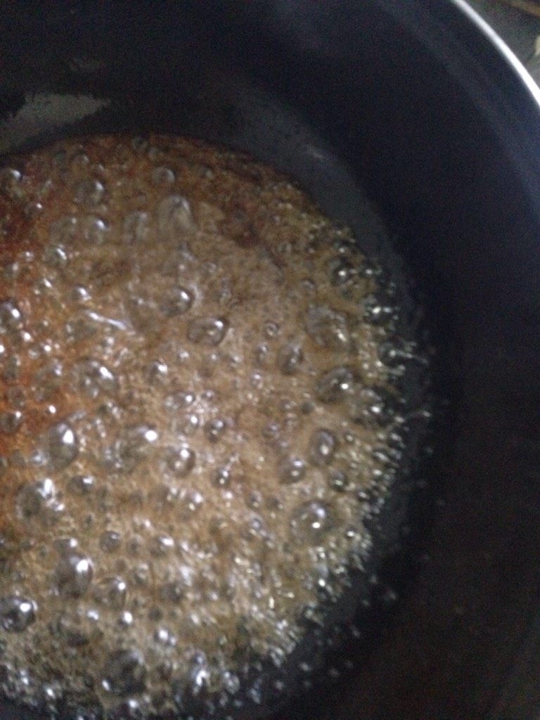 自制冰糖葫芦,如图待泡沫熬至浅黄色转为小火,熬至图片颜色可进行沾糖,记得关火,以免糖熬焦掉。