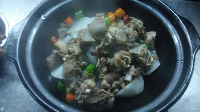 羊肉煲,羊肉过水，再用冷水清水洗一遍。去异味。然后放菜油<a style='color:red;display:inline-block;' href='/shicai/ 37'>姜</a>片，<a style='color:red;display:inline-block;' href='/shicai/ 133030'>八角桂皮</a>，放羊肉扁香。放盐放白酒。黄干椒，多放高汤冲浓。盐味偏重，