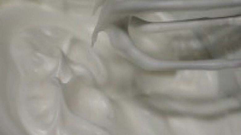 圣诞巧克力蛋糕,1. 蛋白和蛋黄分离,分别放在两个 干净无水的盆内。将35g细砂糖倒入 蛋白中,打发到干性发泡,提起打 蛋头能拉出垂直的小尖角。