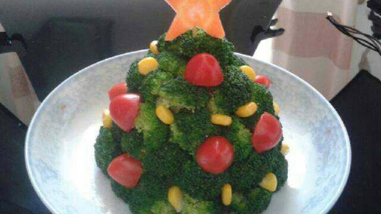 可以吃的圣诞树,开始装饰，把圣女果和玉米粒摆在空隙处，五角星放上面